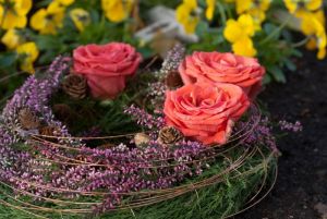 Kleiner Kranz mit apricotfarbenen Rosen und lila Callunaknospen