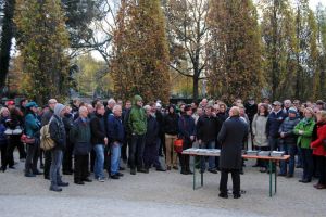 Rund hundert 150 Friedhofsgärtner ließen sich, im Rahmen Ihrer Nachallerheiligenbegehung, von Friedrich Mayer vom bayerischen Staatsministerium zwei Broschüren zum Thema Friedhof vorstellen.