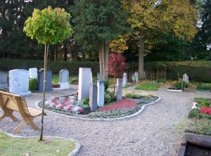 Eine parkähnliche Insel im Friedhof, die sich gut einfügt und den Hinterbliebenen Zeit und Raum für ihre Trauerarbeit lässt. Das ist der Memoriam-Garten Inning.Eine parkähnliche Insel im Friedhof, die sich gut einfügt und den Hinterbliebenen Zeit und Raum für ihre Trauerarbeit lässt. Das ist der Memoriam-Garten Inning.