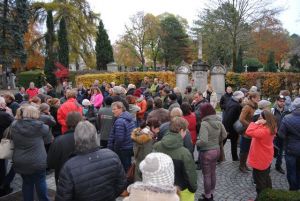 Über hundert Friedhofsgärtner aus Bayern trafen sich am 9. November auf dem Protestantischen Friedhof in Augsburg zur Nachallerheiligenbegehung